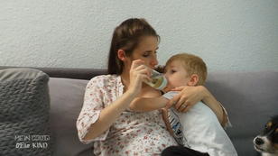Carinas Sohn ist ein kleiner Klammeraffee Carinas Sohn ist ein kleiner Klammeraffee