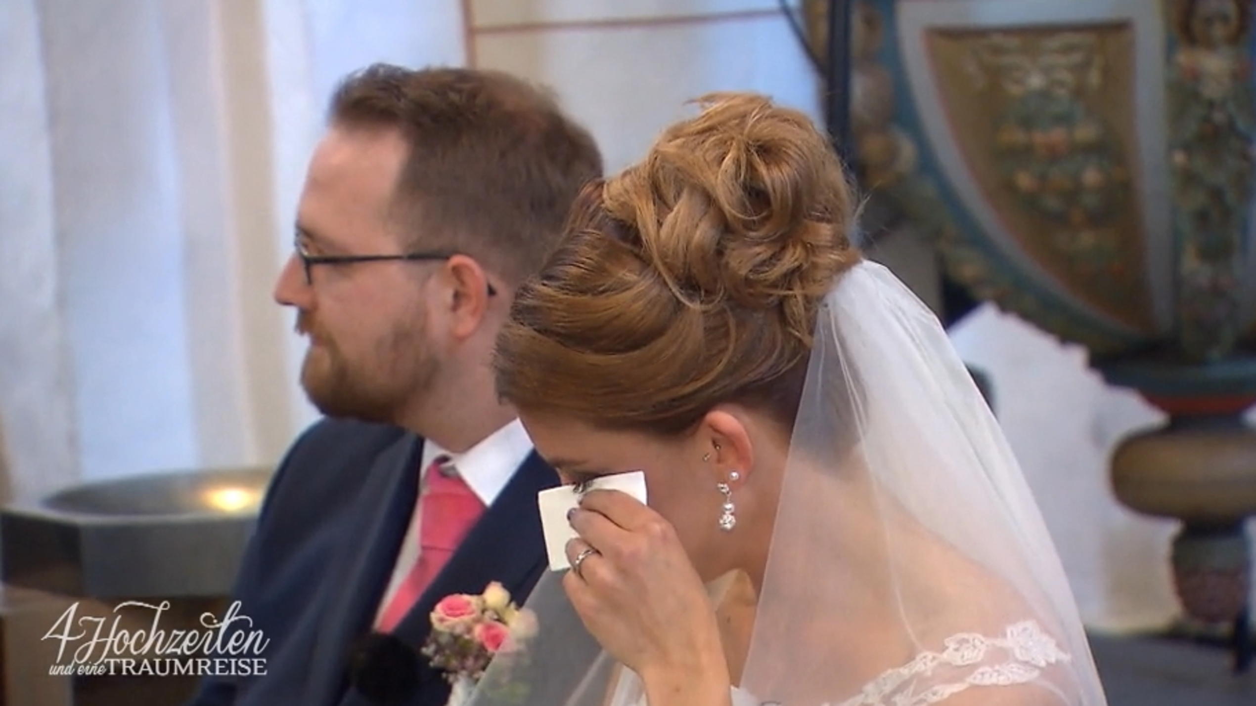 Corinnas Zwillingsschwester singt ein Kirchenständchen Corinnas Zwillingsschwester singt ein Kirchenständchen