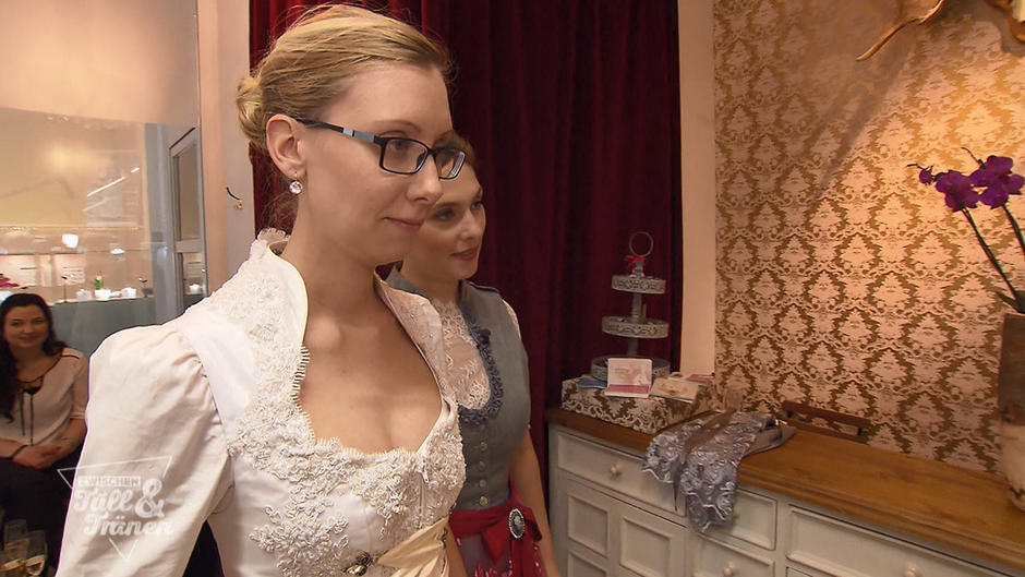 Sabrina tendiert zu einem weißen Dirndl Sabrina tendiert zu einem weißen Dirndl