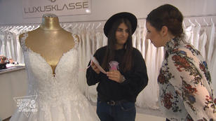 Victoria verliebt sich in ein teures Kleid Victoria verliebt sich in ein teures Kleid