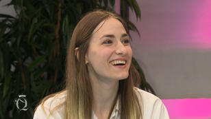 Dank Saras Look springen ihr Herzen aus den Augen Dank Saras Look springen ihr Herzen aus den Augen