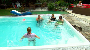 Angelas Dinner-Abend wird zur Poolparty Angelas Dinner-Abend wird zur Poolparty