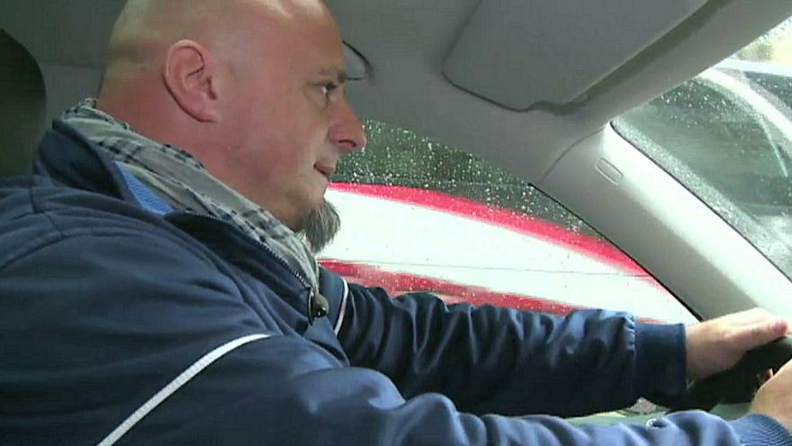 Detlef verschafft sich im Pariser Stadtverkehr Respekt Detlef verschafft sich im Pariser Stadtverkehr Respekt
