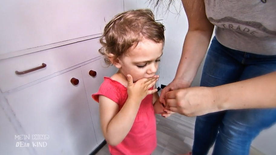Sophia bekommt Süßigkeiten zur Belohnung Sophia bekommt Süßigkeiten zur Belohnung