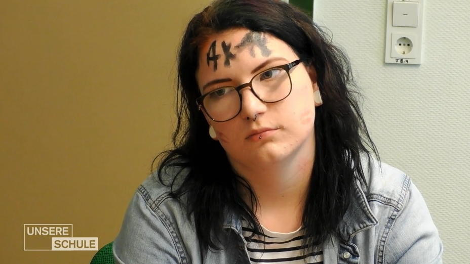 Schulleiterin Jelitte stellt Carolin zur Rede Schulleiterin Jelitte stellt Carolin zur Rede