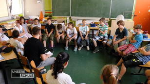 Herr Peter wird von Schulleiterin Jelitte geprüft Herr Peter wird von Schulleiterin Jelitte geprüft