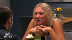 Laura überfordert ihr Date mit ihrer Direktheit Laura überfordert ihr Date mit ihrer Direktheit