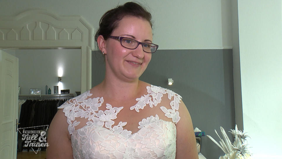 Julia sucht ein Kleid für die Kirche Julia sucht ein Kleid für die Kirche