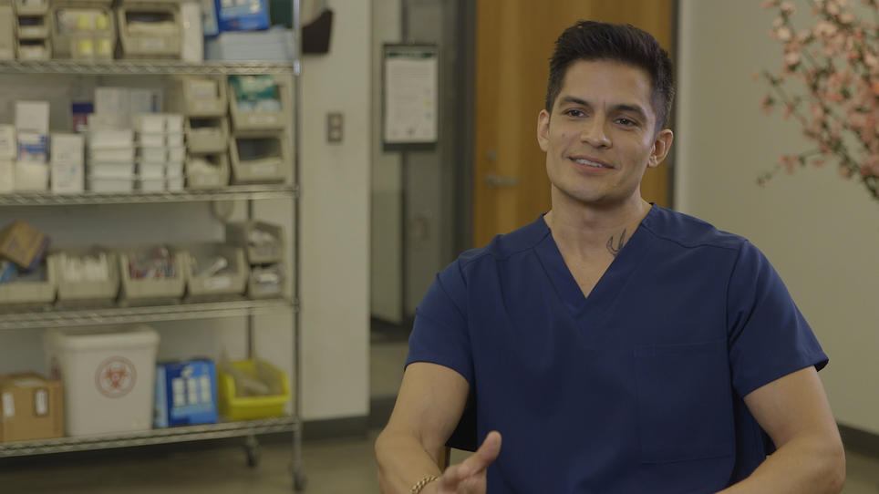 Nicholas Gonzalez spielt Dr. Neil Melendez Nicholas Gonzalez spielt Dr. Neil Melendez