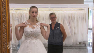 Jankike fürchtet, das Kleid könnte rutschen Jankike fürchtet, das Kleid könnte rutschen