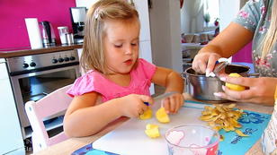 Mila (3) darf mit scharfem Messer schneiden Mila (3) darf mit scharfem Messer schneiden