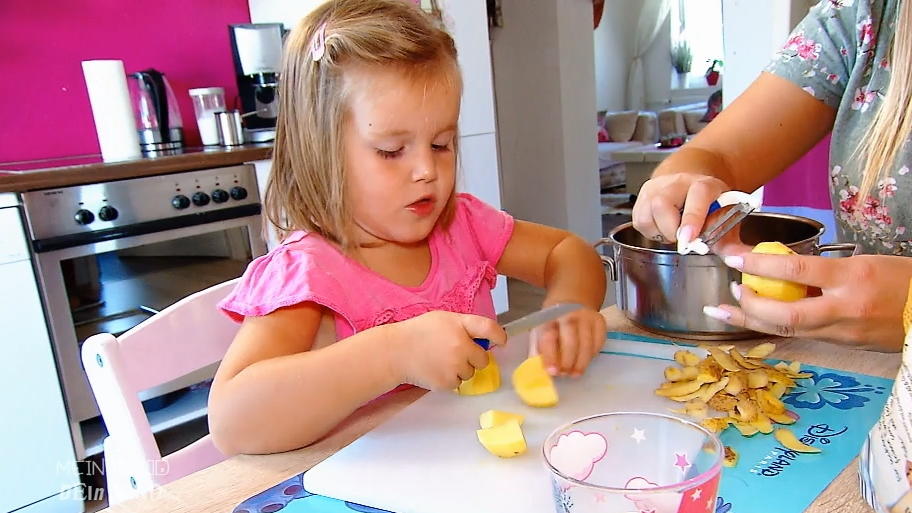 Mila (3) darf mit scharfem Messer schneiden Mila (3) darf mit scharfem Messer schneiden