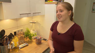 Lea wird sich in ihrer Küche tapfer behaupten Lea wird sich in ihrer Küche tapfer behaupten