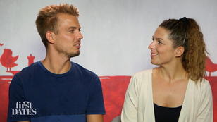 Mona und Henning schauen sich tief in die Augen Mona und Henning schauen sich tief in die Augen