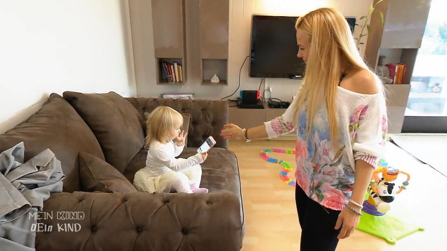 Mama Melanie gibt ihrer Tochter alle Freiheiten Mama Melanie gibt ihrer Tochter alle Freiheiten