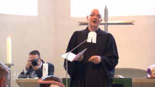 Dieser Pastor sorgt für ordentlich Stimmung Dieser Pastor sorgt für ordentlich Stimmung