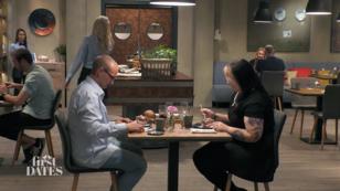 Dennis und Sarah bestellen sich nur ein Tiramisu Dennis und Sarah bestellen sich nur ein Tiramisu