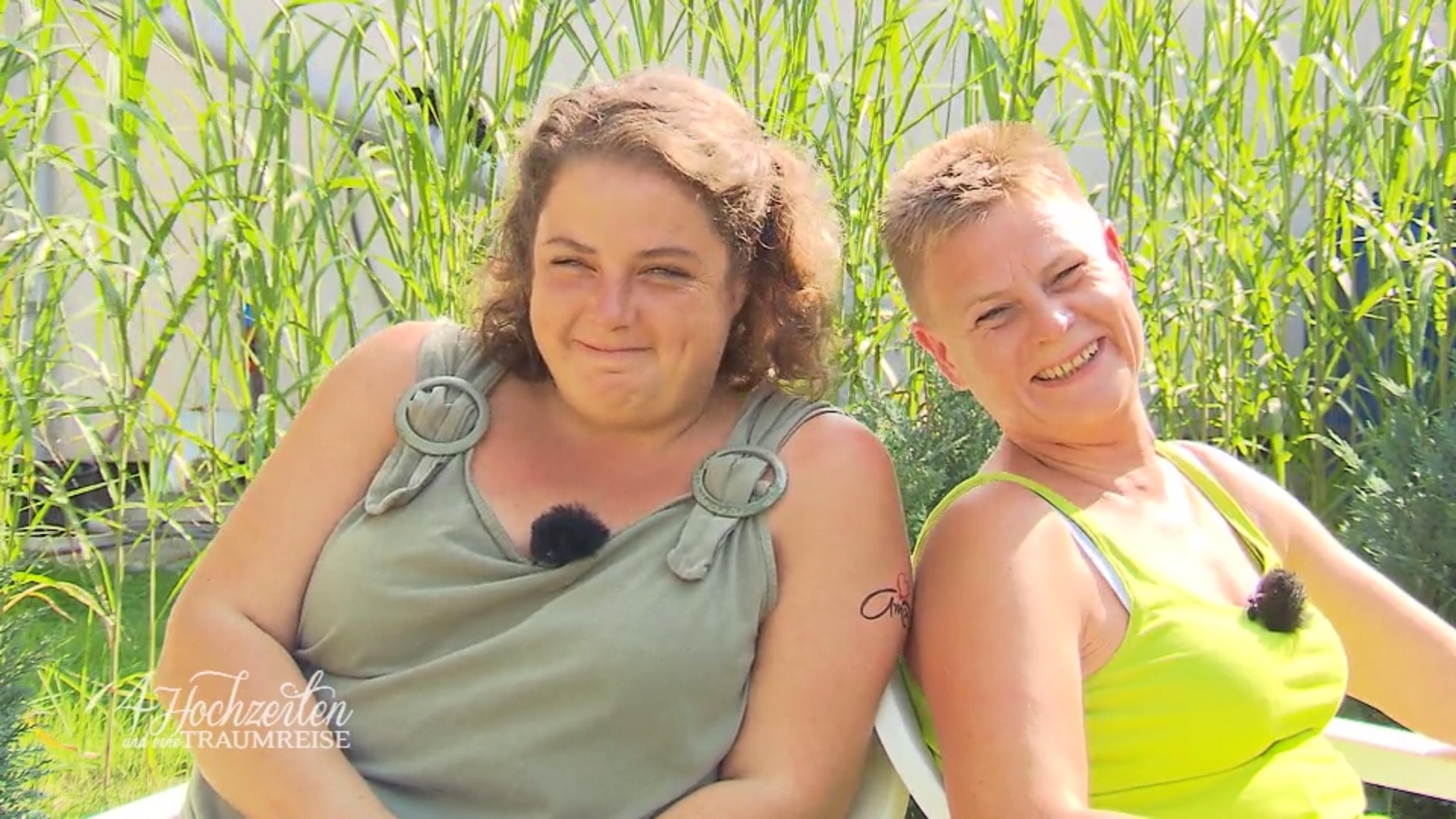 Kathi gibt ihrer Kathrin am Strand das Jawort Kathi gibt ihrer Kathrin am Strand das Jawort