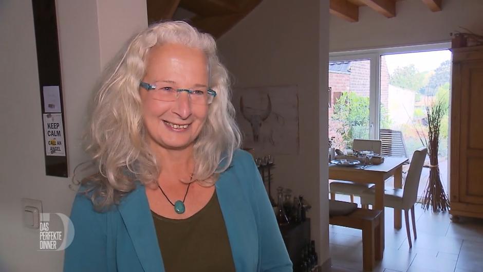 Ingrid serviert ein gesundes Wildkräuter-Menü Ingrid serviert ein gesundes Wildkräuter-Menü