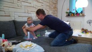 Lisas Tochter trainiert Töpfchen auf dem Sofa Lisas Tochter trainiert Töpfchen auf dem Sofa