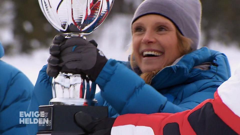 Evi Sachenbacher-Stehle bekommt den Pokal Evi Sachenbacher-Stehle bekommt den Pokal