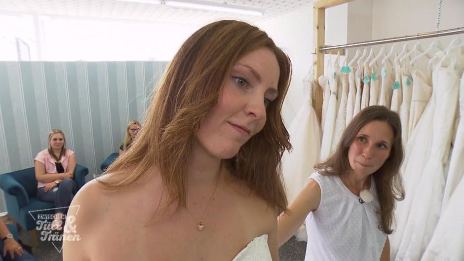 Das Kleid muss Sarahs Bauch umschmeicheln Das Kleid muss Sarahs Bauch umschmeicheln