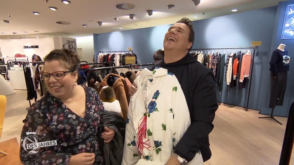 Katja und Guido haben jede Menge Spaß beim Bummeln Katja und Guido haben jede Menge Spaß beim Bummeln