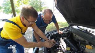 Ein Vectra dampft Kraftstoff in die Motorhaube Ein Vectra dampft Kraftstoff in die Motorhaube