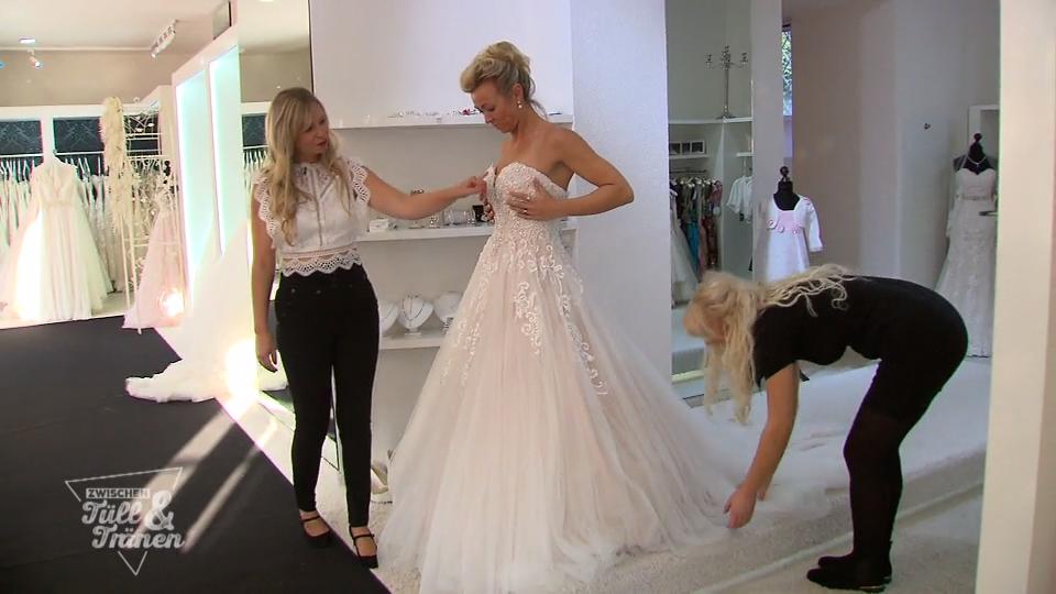 Kann sich Nicole für ein Kleid entscheiden? Kann sich Nicole für ein Kleid entscheiden?