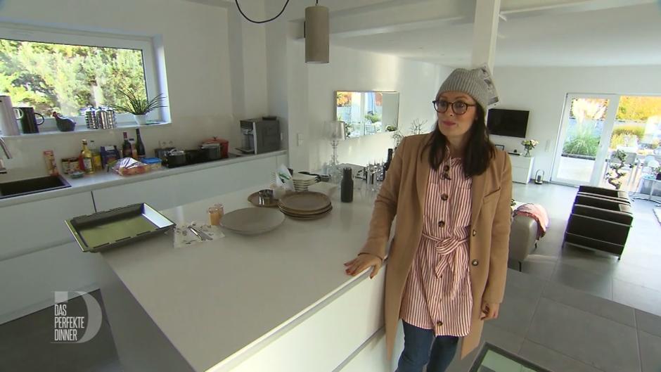 Jessica serviert französische Haute Cuisine Jessica serviert französische Haute Cuisine