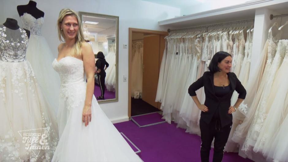 Es gibt ein kleines Problem mit dem Wunschkleid Es gibt ein kleines Problem mit dem Wunschkleid