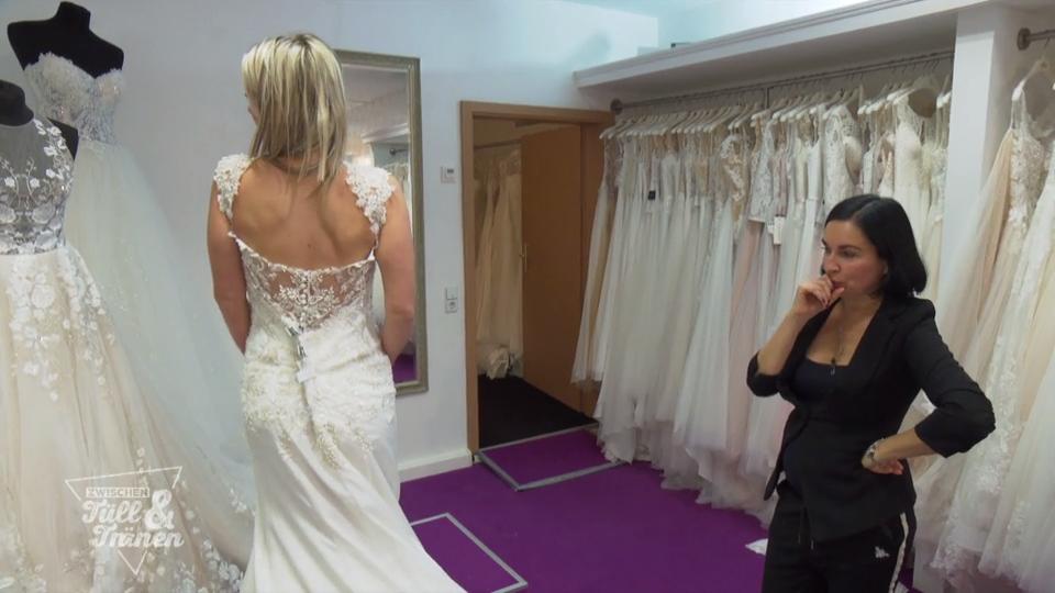 Kann sich Sandy für ein anderes Kleid begeistern? Kann sich Sandy für ein anderes Kleid begeistern?