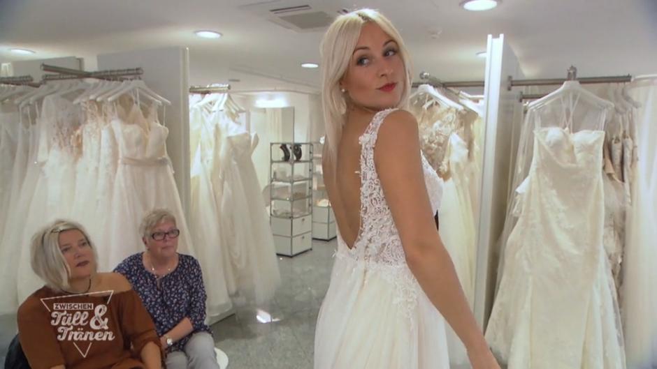 Das Kleid passt zu Janines Mallorca-Hochzeit Das Kleid passt zu Janines Mallorca-Hochzeit