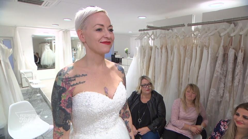 Corinna hat sich sofort in ein Kleid verliebt Corinna hat sich sofort in ein Kleid verliebt