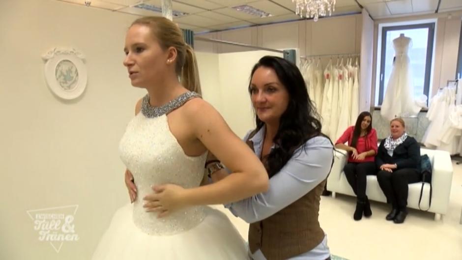 Der Brautmutter gefällt ein Kleid gar nicht Der Brautmutter gefällt ein Kleid gar nicht