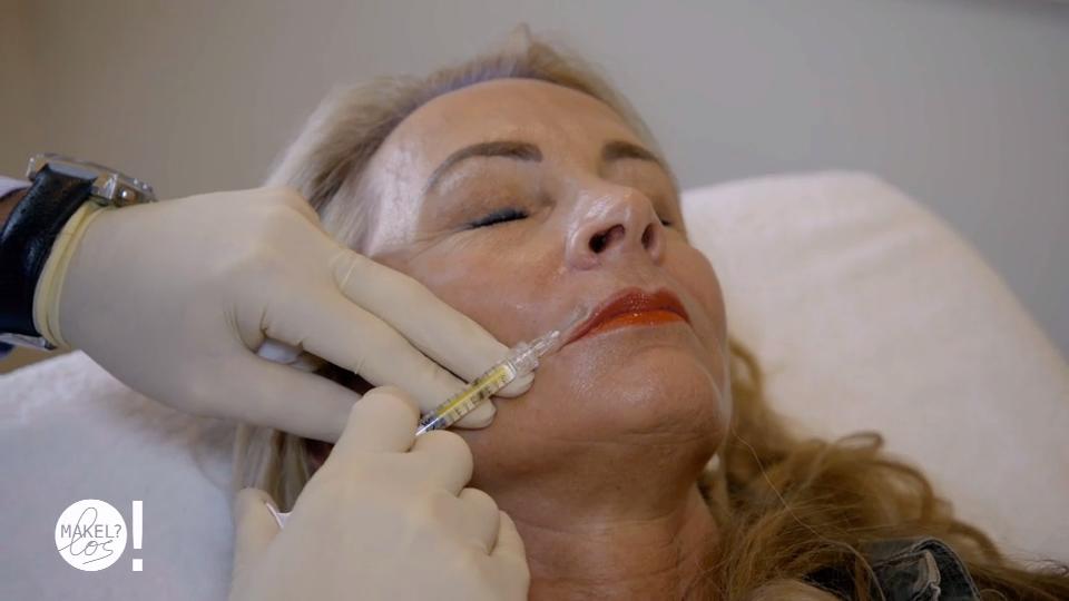 Katrin strahlt mit volleren Lippen Katrin strahlt mit volleren Lippen