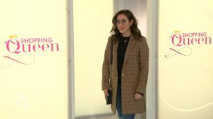 Mandy setzt auf einen langen Karo-Mantel Mandy setzt auf einen langen Karo-Mantel