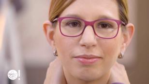 Christina leidet unter ihren abstehenden Ohren Christina leidet unter ihren abstehenden Ohren
