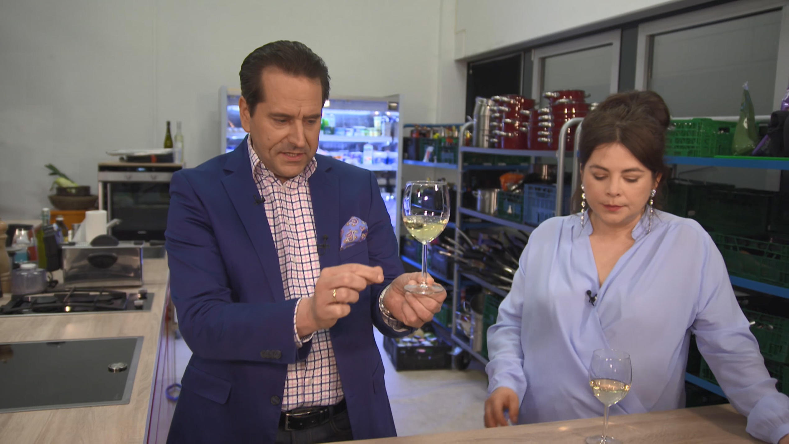 Gerhard Retter und Maria Groß testen den Wein Gerhard Retter und Maria Groß testen den Wein