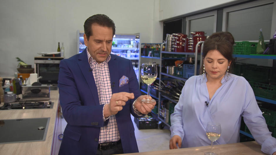 Gerhard Retter und Maria Groß testen den Wein Gerhard Retter und Maria Groß testen den Wein
