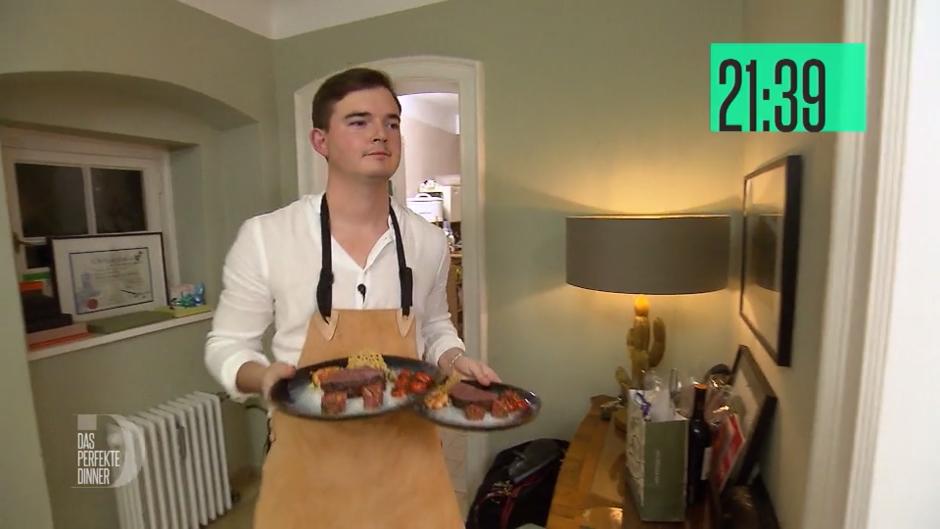 Philipp bereitet die Hauptspeise mit Liebe zu Philipp bereitet die Hauptspeise mit Liebe zu