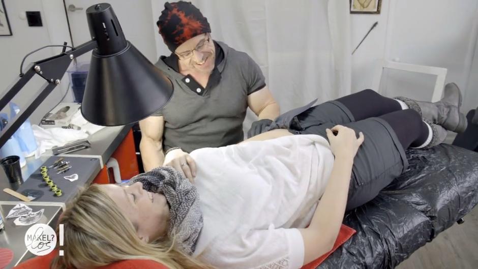 Jennifer kann ihr neues Tattoo mit Stolz tragen Jennifer kann ihr neues Tattoo mit Stolz tragen