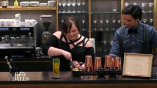 Isabelle macht ihrem Date direkt einen Drink Isabelle macht ihrem Date direkt einen Drink
