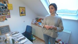Die Fleischverächterin brät den Gästen ein Steak Die Fleischverächterin brät den Gästen ein Steak
