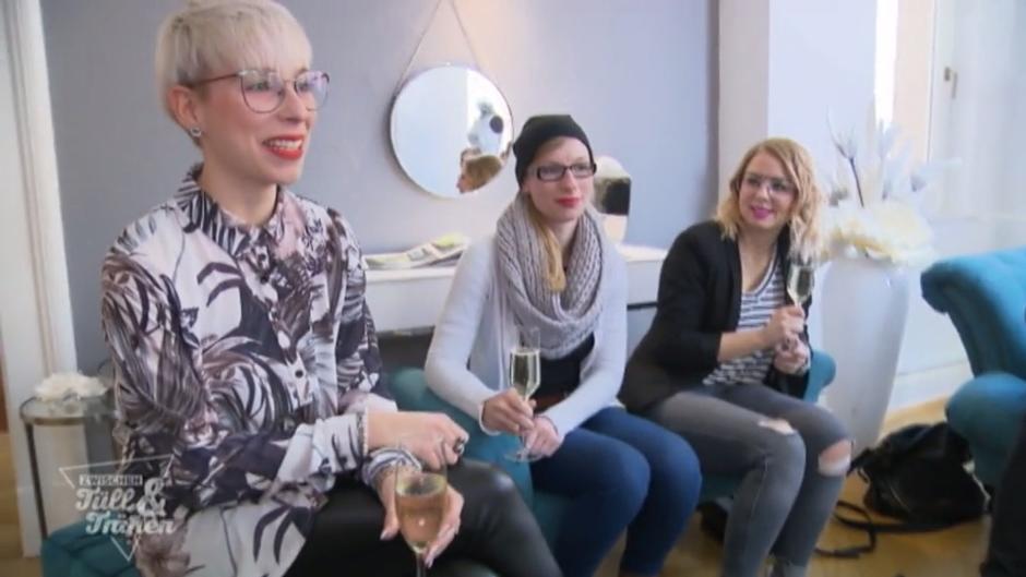 "Zu wenig Brautkleid" "Zu wenig Brautkleid"
