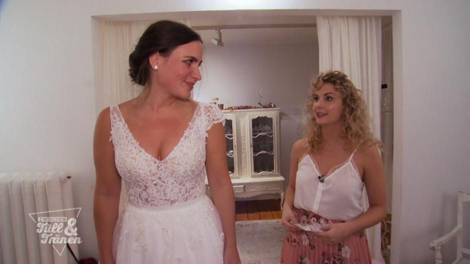 Melissa will in ihrem Kleid nicht untergehen Melissa will in ihrem Kleid nicht untergehen