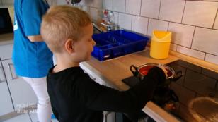 Sohn Raffael hilft gerne in der Küche mit Sohn Raffael hilft gerne in der Küche mit