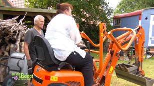 Steffani versucht sich im Bagger-Rodeo Steffani versucht sich im Bagger-Rodeo
