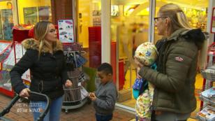 Sohn Jaden bekommt immer kleine Geschenke Sohn Jaden bekommt immer kleine Geschenke
