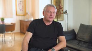 Vier gut-gelaunte Münchener warten Vier gut-gelaunte Münchener warten